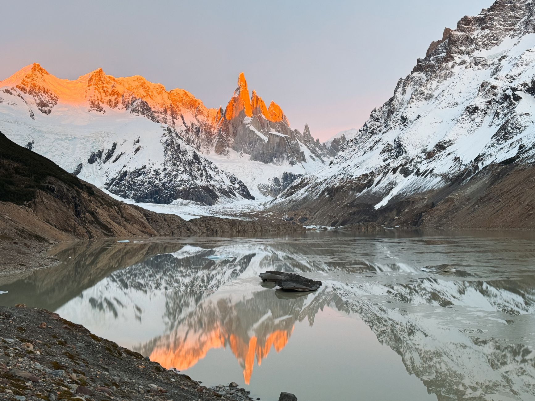 Paisaje de montaña y lagos en el sur argentino
