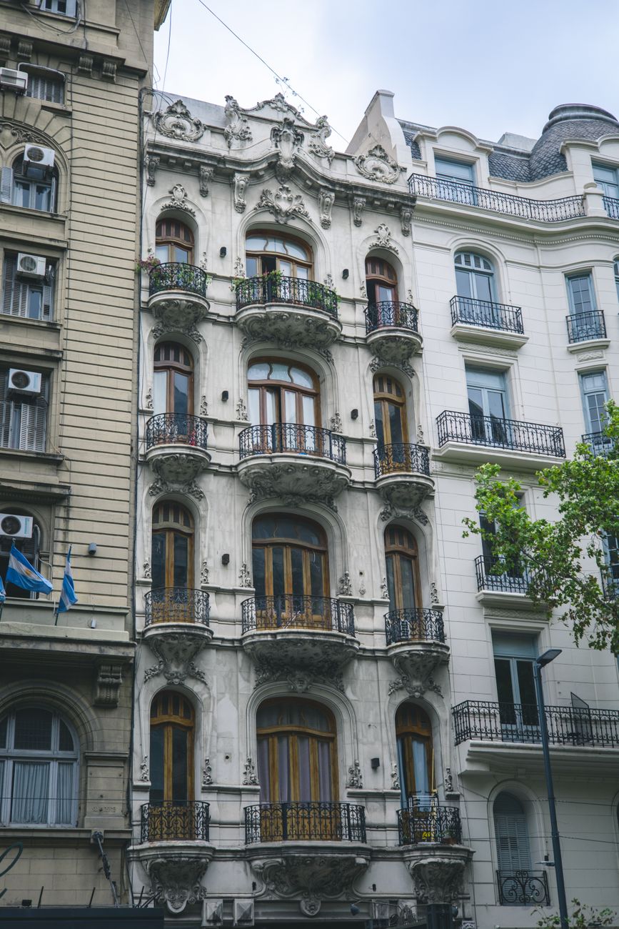 Detalle de arquitectura clásica en Buenos Aires
